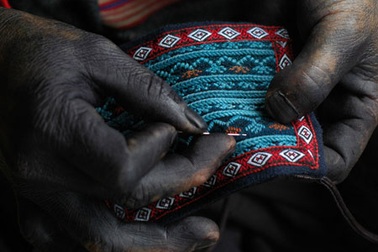 “Hành trình” từ cây lanh đến bộ quần áo thổ cẩm