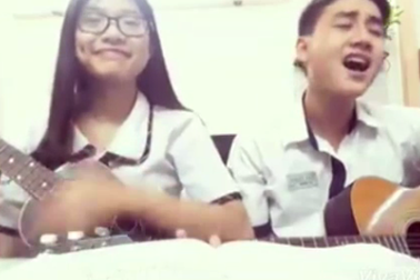 Clip cặp học sinh cover hit "Ông bà anh" bằng guitar vui nhộn