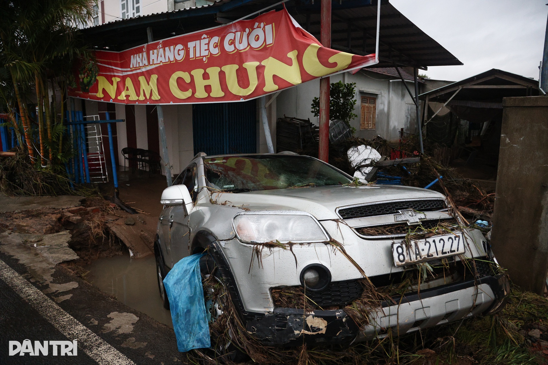 Bàng hoàng sau lũ dữ: Nhà cửa đổ sập, đường xá nứt toác - 1