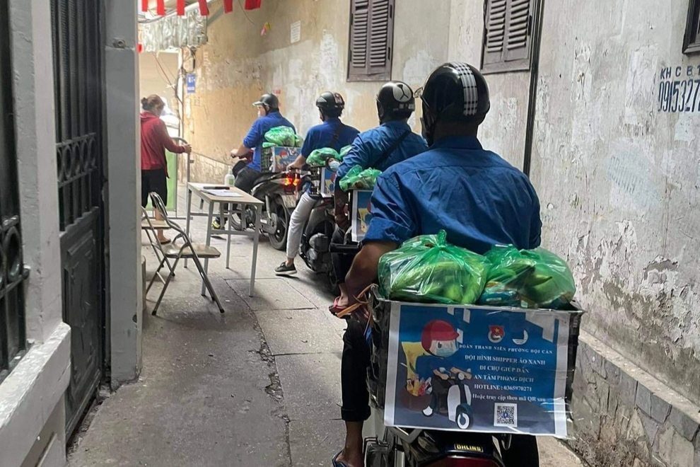 Đội hình shipper xanh đi chợ giúp người dân trong khu vực phong tỏa - 1 Đội hình shipper xanh đi chợ giúp người dân trong khu vực phong tỏa - 1