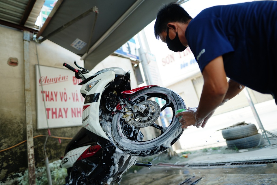 TPHCM: Thợ rửa xe hốt bạc ngày cuối năm, dư tiền về quê ăn Tết - 5 TPHCM: Thợ rửa xe hốt bạc ngày cuối năm, dư tiền về quê ăn Tết - 5