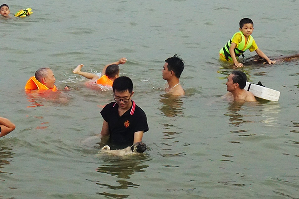 Dân ào ra sông Lam giải nhiệt, biển cảnh báo nguy hiểm liên tục bị nhổ bỏ - 8 Dân ào ra sông Lam giải nhiệt, biển cảnh báo nguy hiểm liên tục bị nhổ bỏ - 8