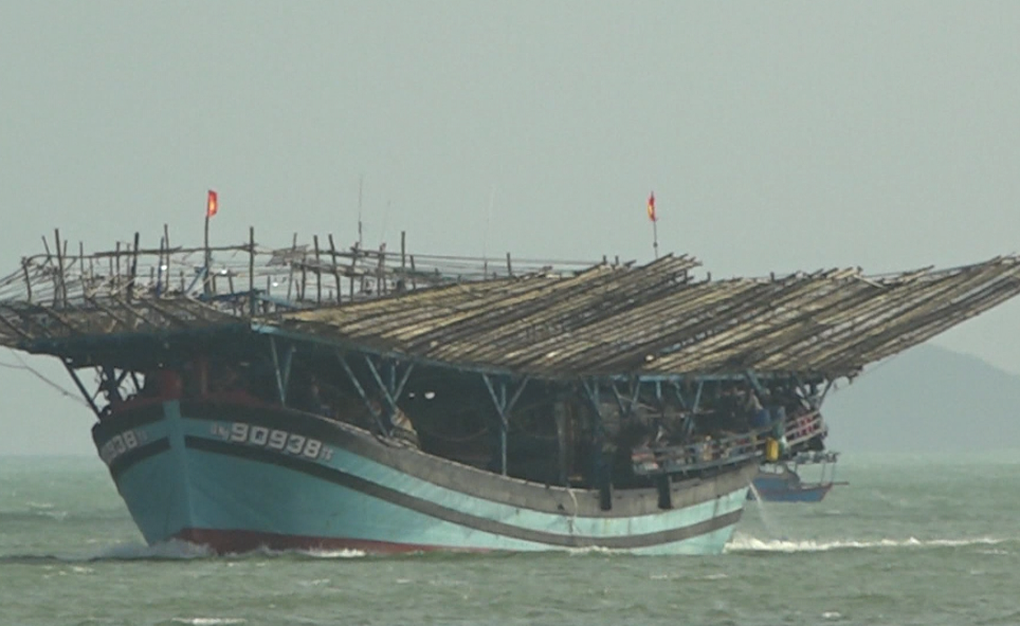 40 ngư dân dừng chuyến biển đưa thuyền viên bị nạn vào bờ cấp cứu - 1 40 ngư dân dừng chuyến biển đưa thuyền viên bị nạn vào bờ cấp cứu - 1