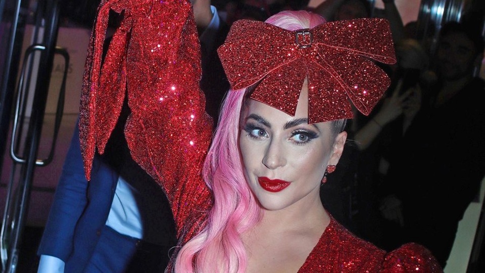 Lady Gaga tái xuất thanh lịch và khoe màu tóc mới - 7 Lady Gaga tái xuất thanh lịch và khoe màu tóc mới - 7