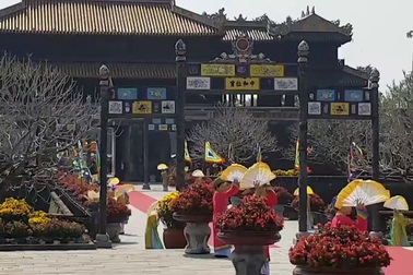 Nhật hoàng thăm Đại Nội Huế và đi xe điện tới Duyệt Thị Đường xem Nhã nhạc cung đình Huế