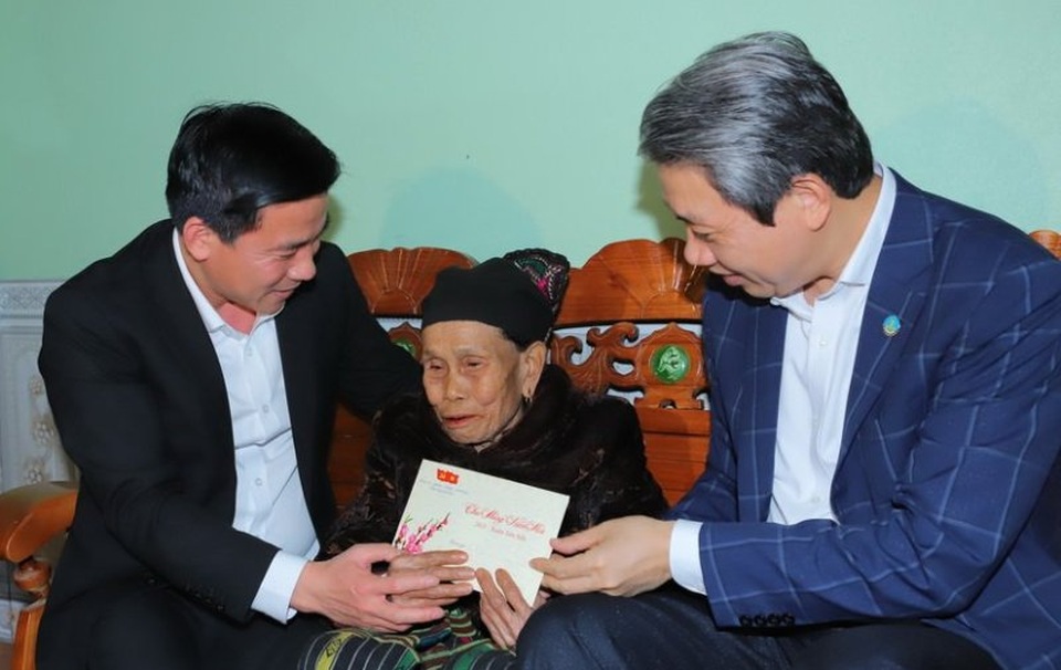 Bí thư Thanh Hóa thăm, tặng quà bộ đội biên phòng và gia đình chính sách - 4 Bí thư Thanh Hóa thăm, tặng quà bộ đội biên phòng và gia đình chính sách - 4