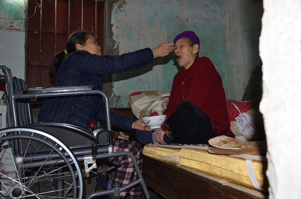Nghẹn lòng cảnh con gái liệt ngồi xe lăn chăm sóc mẹ già 93 tuổi - 6 Nghẹn lòng cảnh con gái liệt ngồi xe lăn chăm sóc mẹ già 93 tuổi - 6