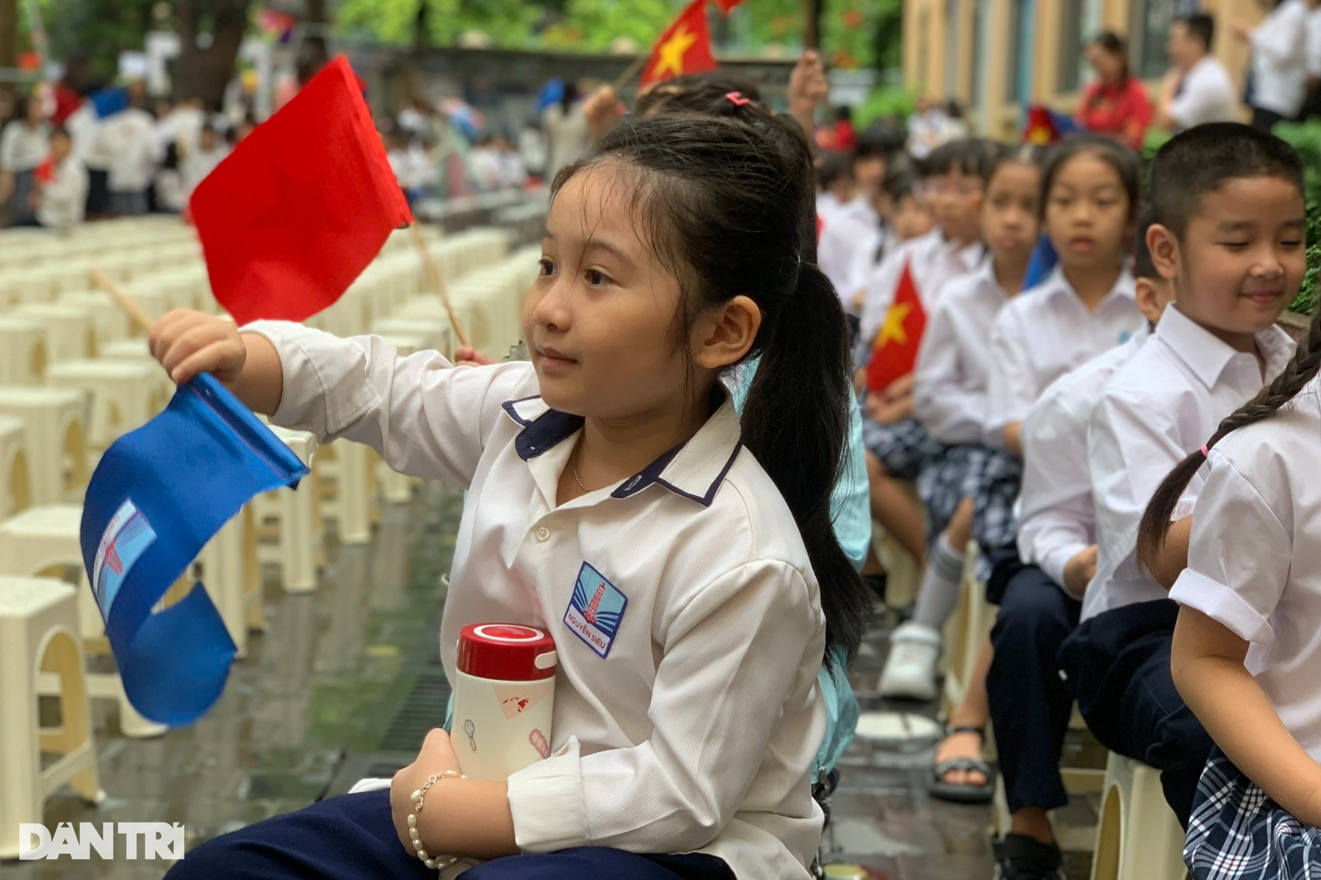 Hà Nội: Học sinh lớp 1 nắm chặt tay cha mẹ dự lễ khai giảng sớm - 6 Hà Nội: Học sinh lớp 1 nắm chặt tay cha mẹ dự lễ khai giảng sớm - 6