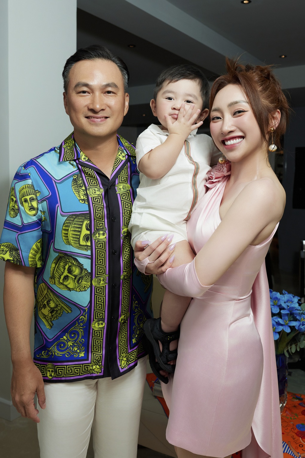 Đàm Vĩnh Hưng: Điều quan trọng nhất với tôi bây giờ là con cái - 4 Đàm Vĩnh Hưng: Điều quan trọng nhất với tôi bây giờ là con cái - 4
