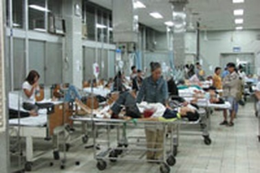 Bệnh viện đông nghịt trong đêm giao thừa