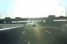 Xem clip tài xế đánh lái khẩn cấp để tránh xe đi lùi trên đường cao tốc