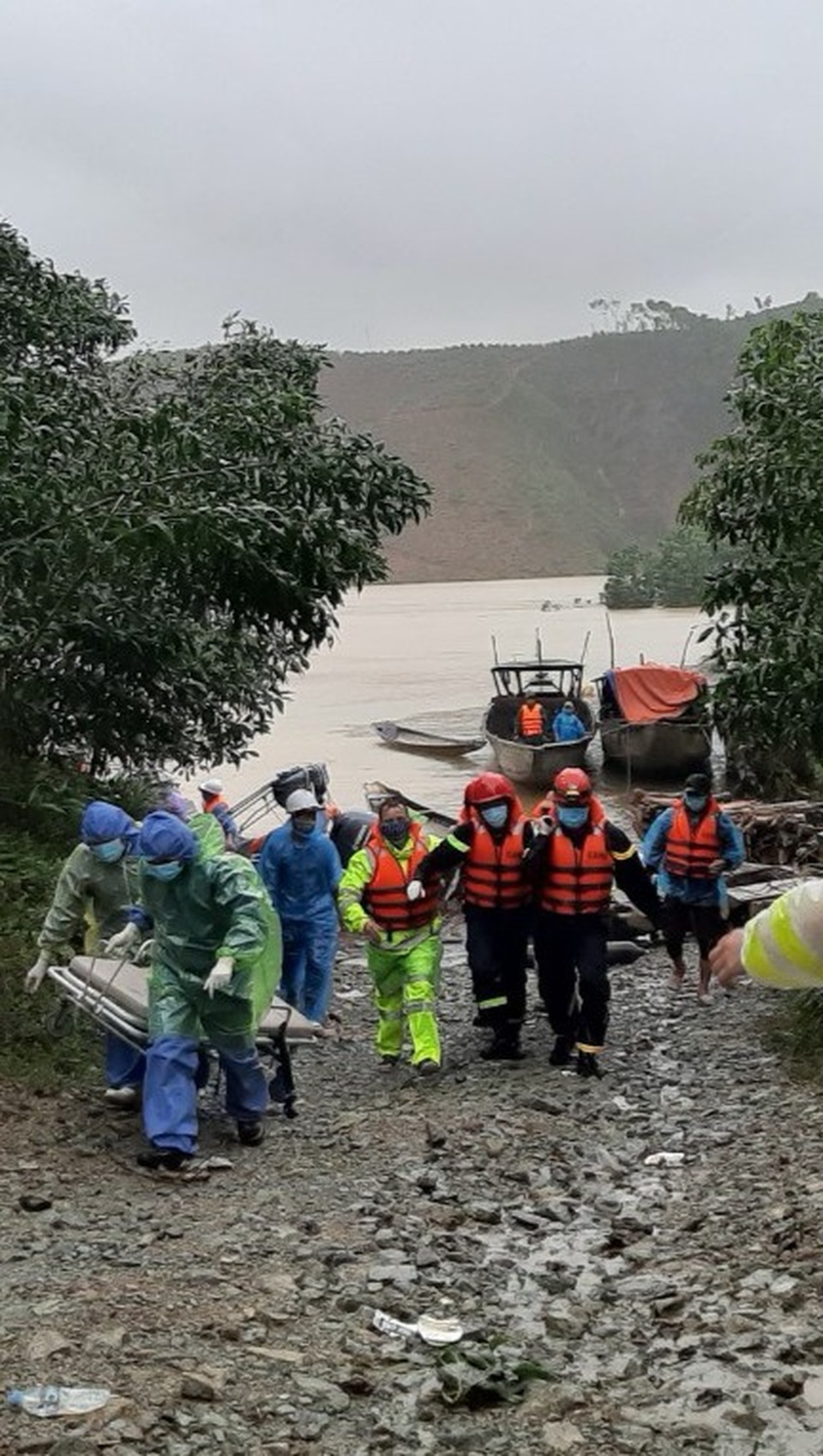 Băng rừng, vượt lũ đưa thi thể nạn nhân thứ 2 tại Rào Trăng ra ngoài - 8