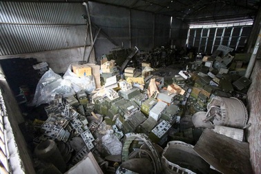 Bên trong kho phế liệu chứa đạn thứ hai ở làng Quan Độ