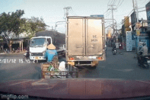 Xe lôi bị kẹp chặt giữa 2 ô tô tải, chủ xe thoát chết thần kỳ