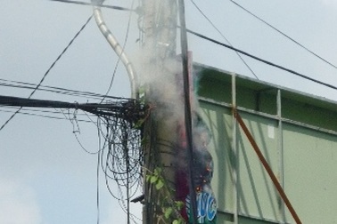 Hoảng loạn vì cháy trụ điện