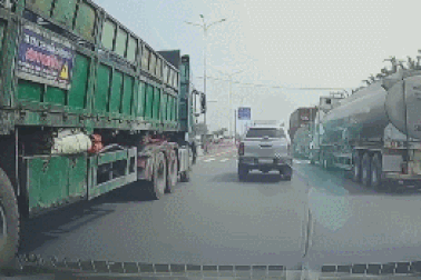 Xe bán tải gặp nạn khi bị kẹp giữa hai "gã khổng lồ" đường phố