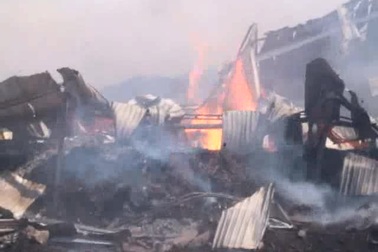 Bình Định: Cháy lớn trong Khu Công nghiệp Phú Tài, cột khói bốc cao ngùn ngụt