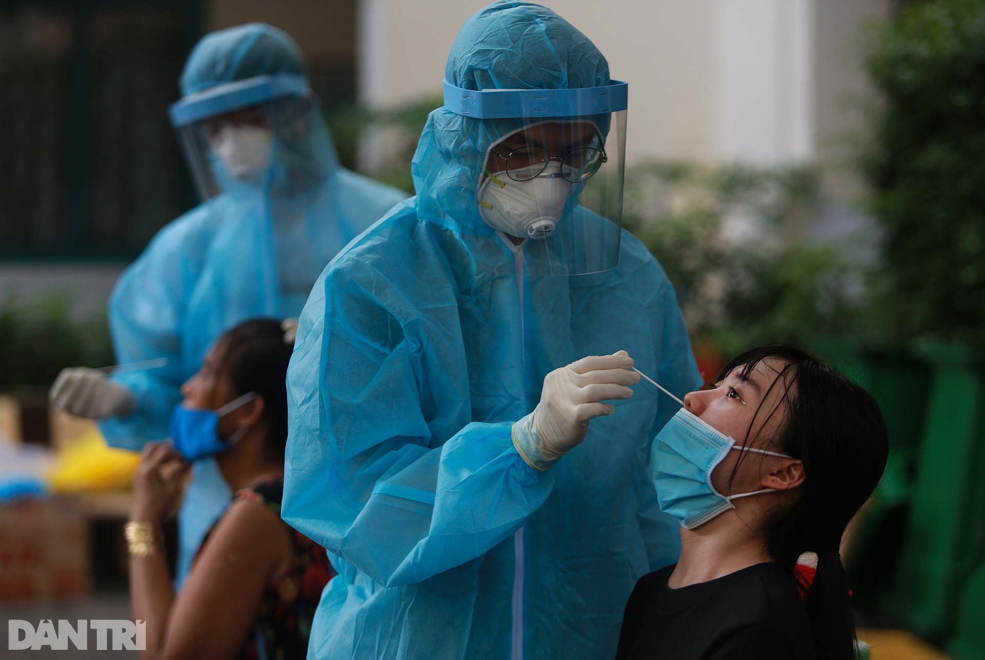 Tầm soát hơn 2,5 triệu dân TPHCM: Ăn vội bát cơm rồi ôm con đi xét nghiệm - 13