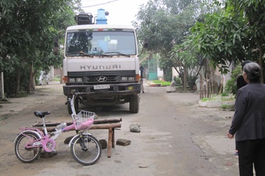 Hàng chục hộ dân vác đá chặn xe tải 