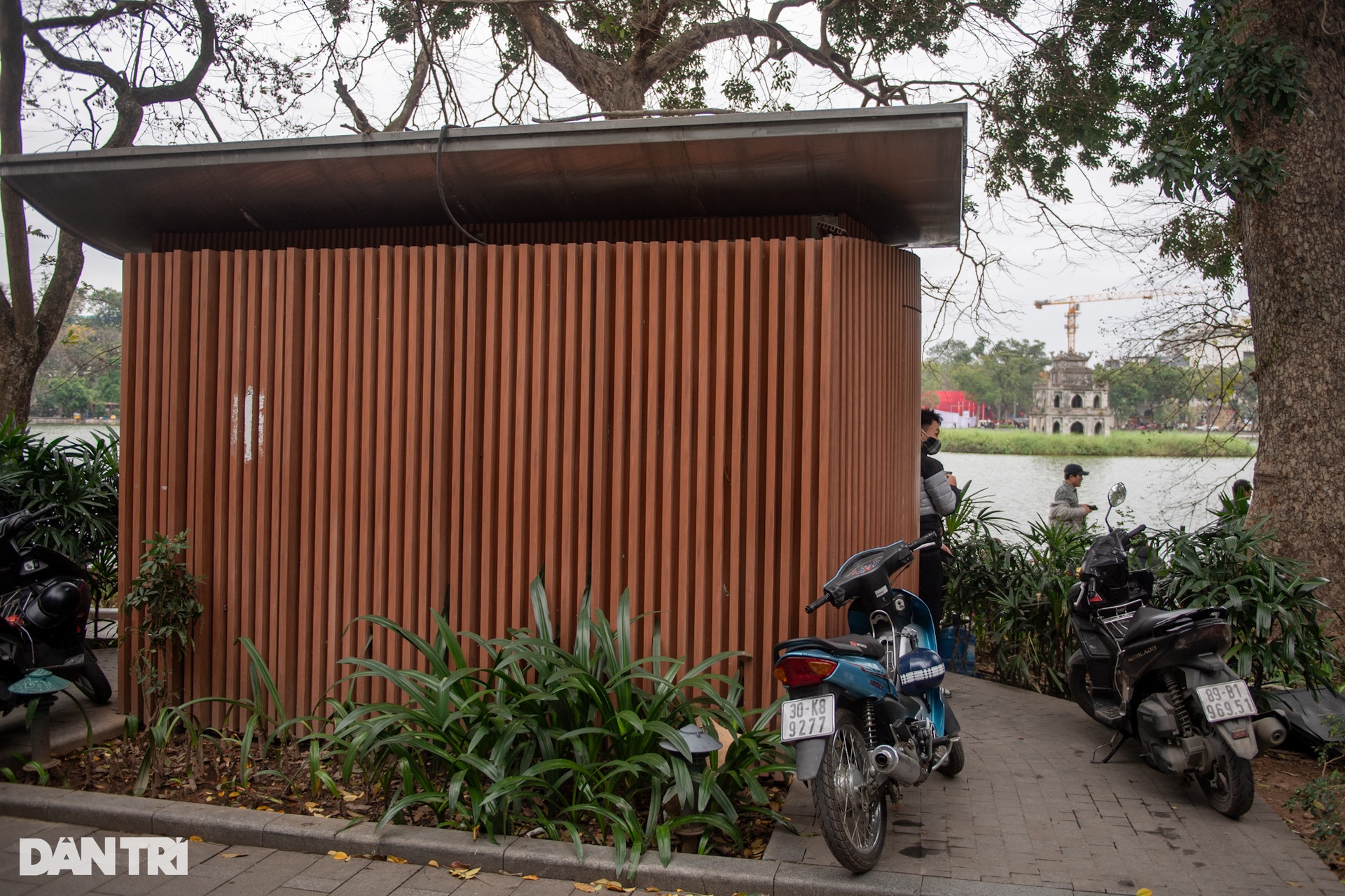 Cảnh nhếch nhác của hàng loạt nhà vệ sinh công cộng tại Hà Nội - 10 Cảnh nhếch nhác của hàng loạt nhà vệ sinh công cộng tại Hà Nội - 10