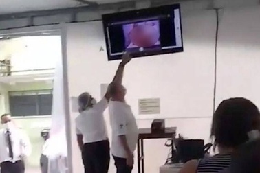 Đang đi tiêm vắc xin thì phải xem... cảnh "nóng" bất đắc dĩ