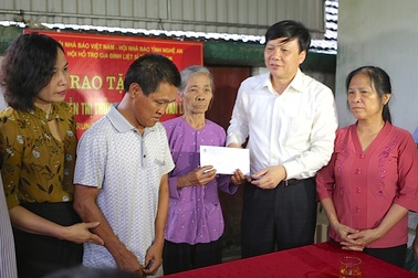 Hội nhà báo Việt Nam thăm và tặng quà đến gia đình liệt sỹ nhà báo