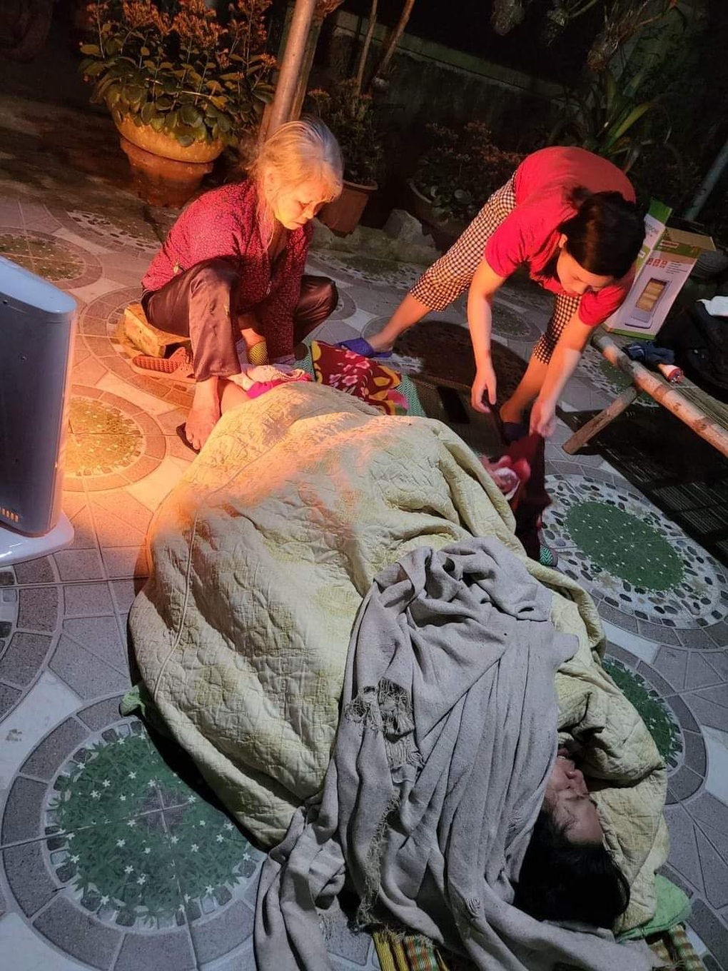 Hy hữu sản phụ vỡ ối ngoài sân, được cụ bà 80 tuổi giúp vượt cạn - 1 Hy hữu sản phụ vỡ ối ngoài sân, được cụ bà 80 tuổi giúp vượt cạn - 1