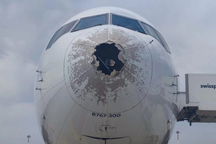 Mưa đá dội thủng mũi máy bay Mỹ chở 226 người