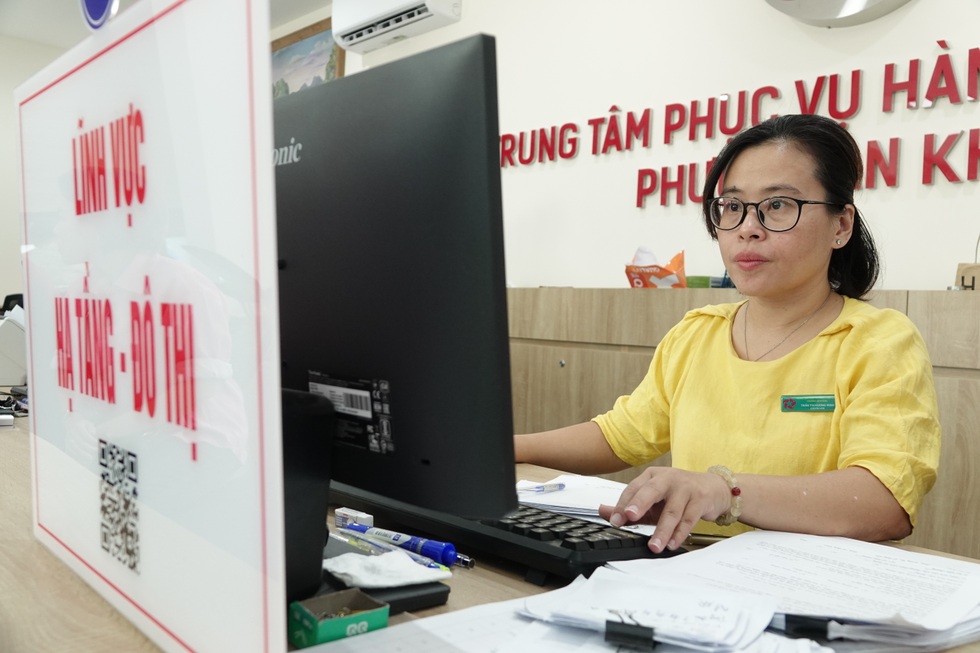 Lượng công việc tăng gấp 5 lần, công chức tăng ca đến tối muộn