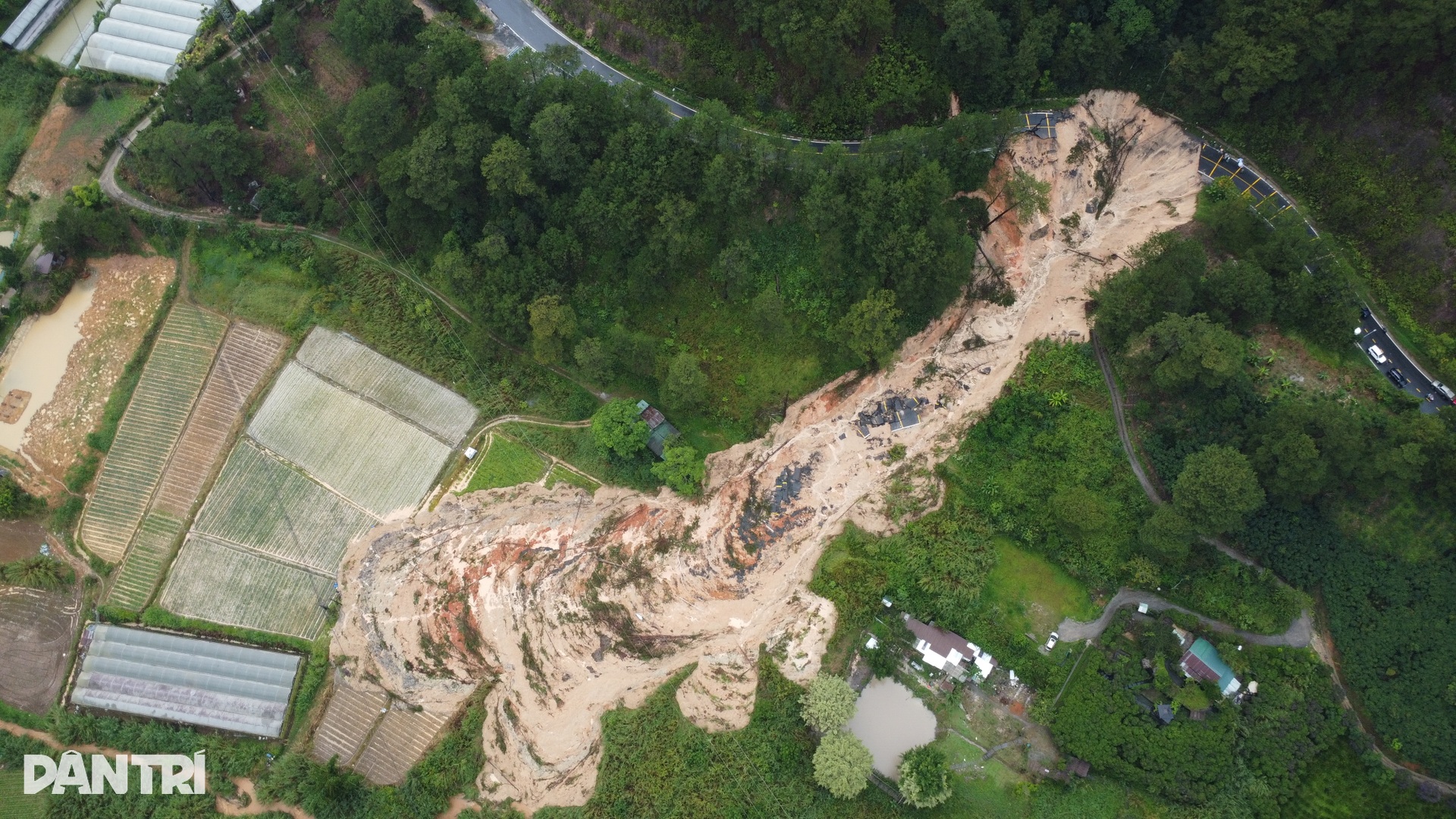 Đèo Mimosa bị “xé đôi”, giao thông cửa ngõ Đà Lạt tê liệt - 3 Đèo Mimosa bị “xé đôi”, giao thông cửa ngõ Đà Lạt tê liệt - 3