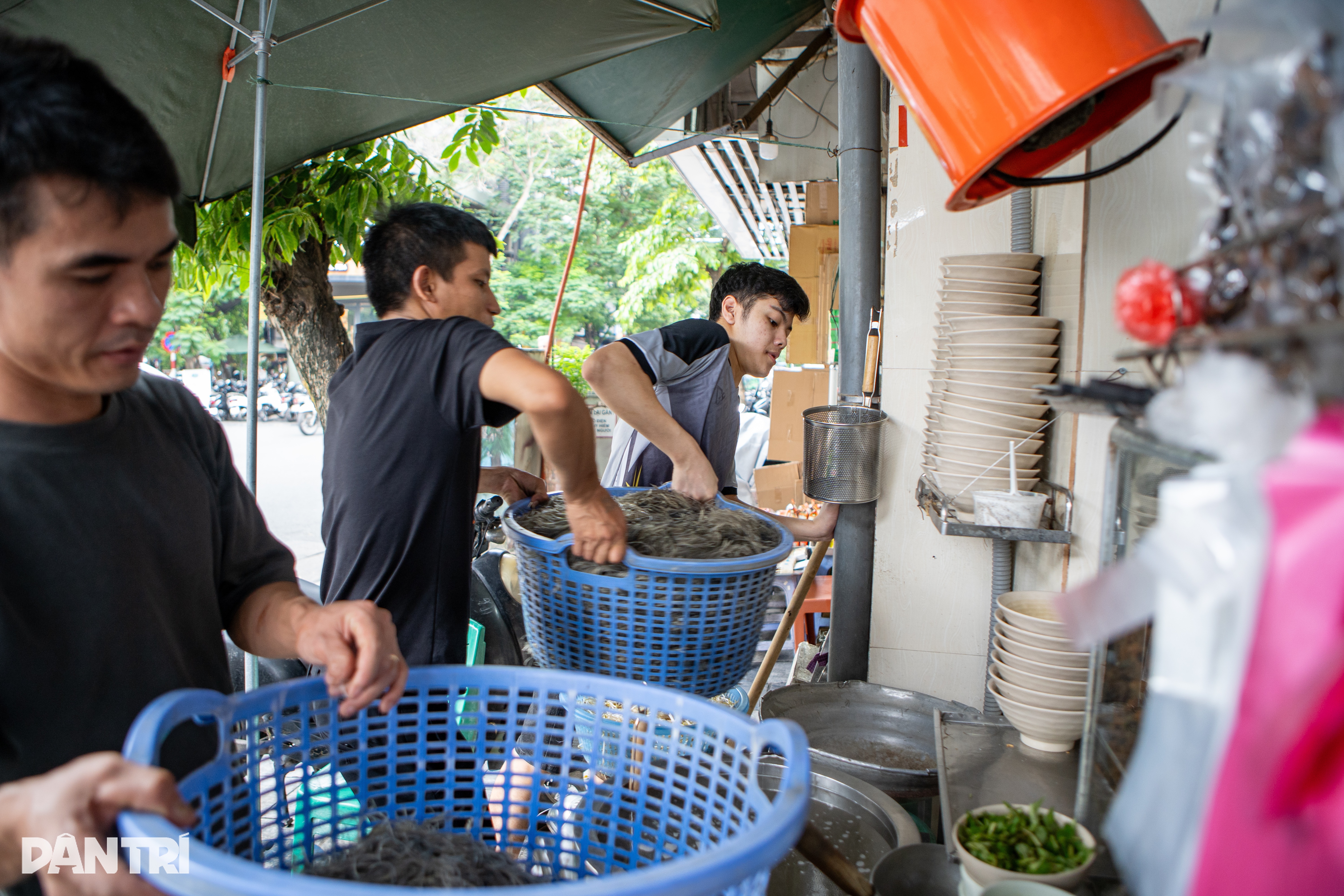 ハノイ旧市街にある20㎡のうなぎ麺店 Quán miến lươn 20m2 ở phố cổ Hà Nội