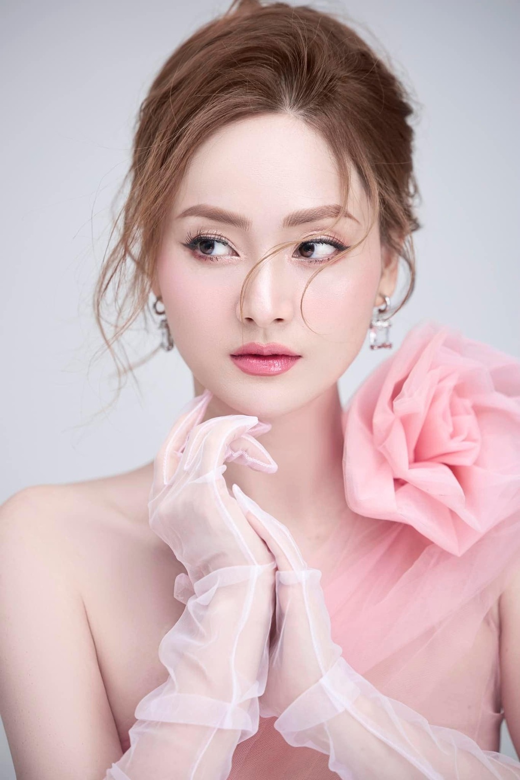 Lan Phương sang chảnh, quyến rũ khác xa trên phim - 10 Lan Phương sang chảnh, quyến rũ khác xa trên phim - 10