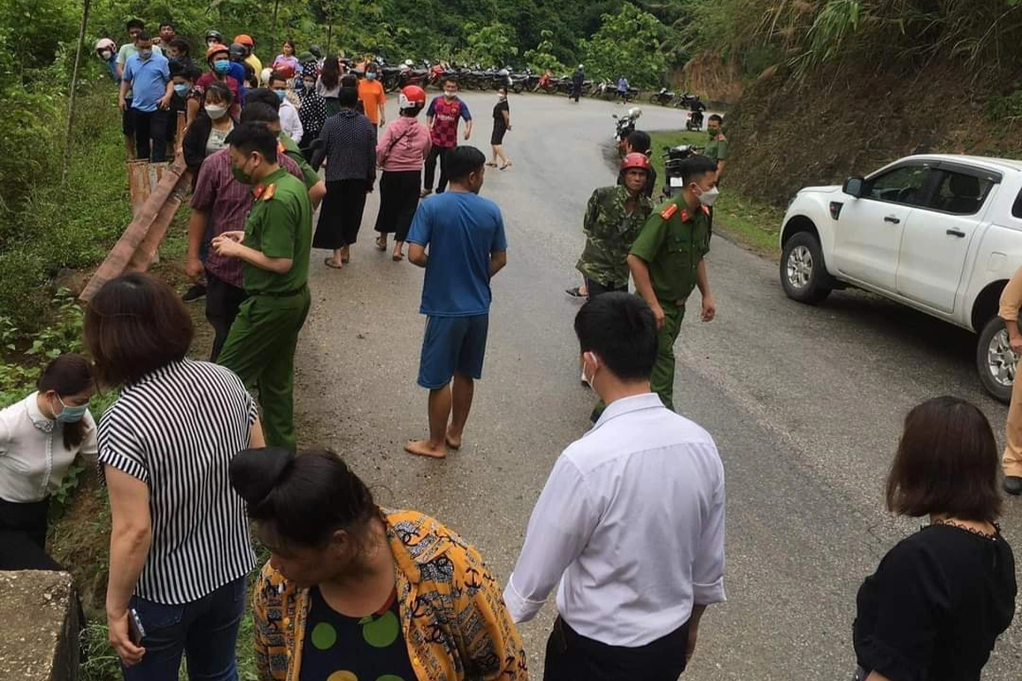 Ô tô rơi xuống hồ thủy điện, phó hiệu trưởng trường cấp 3 tử vong - 2 Ô tô rơi xuống hồ thủy điện, phó hiệu trưởng trường cấp 3 tử vong - 2