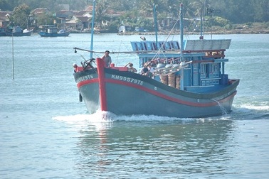 Chìm tàu giữa biển Đông, 10 ngư phủ thoát tay hà bá