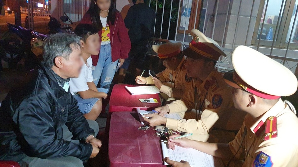 CSGT bố trí cán bộ chở tài xế nhậu say về nhà - 4