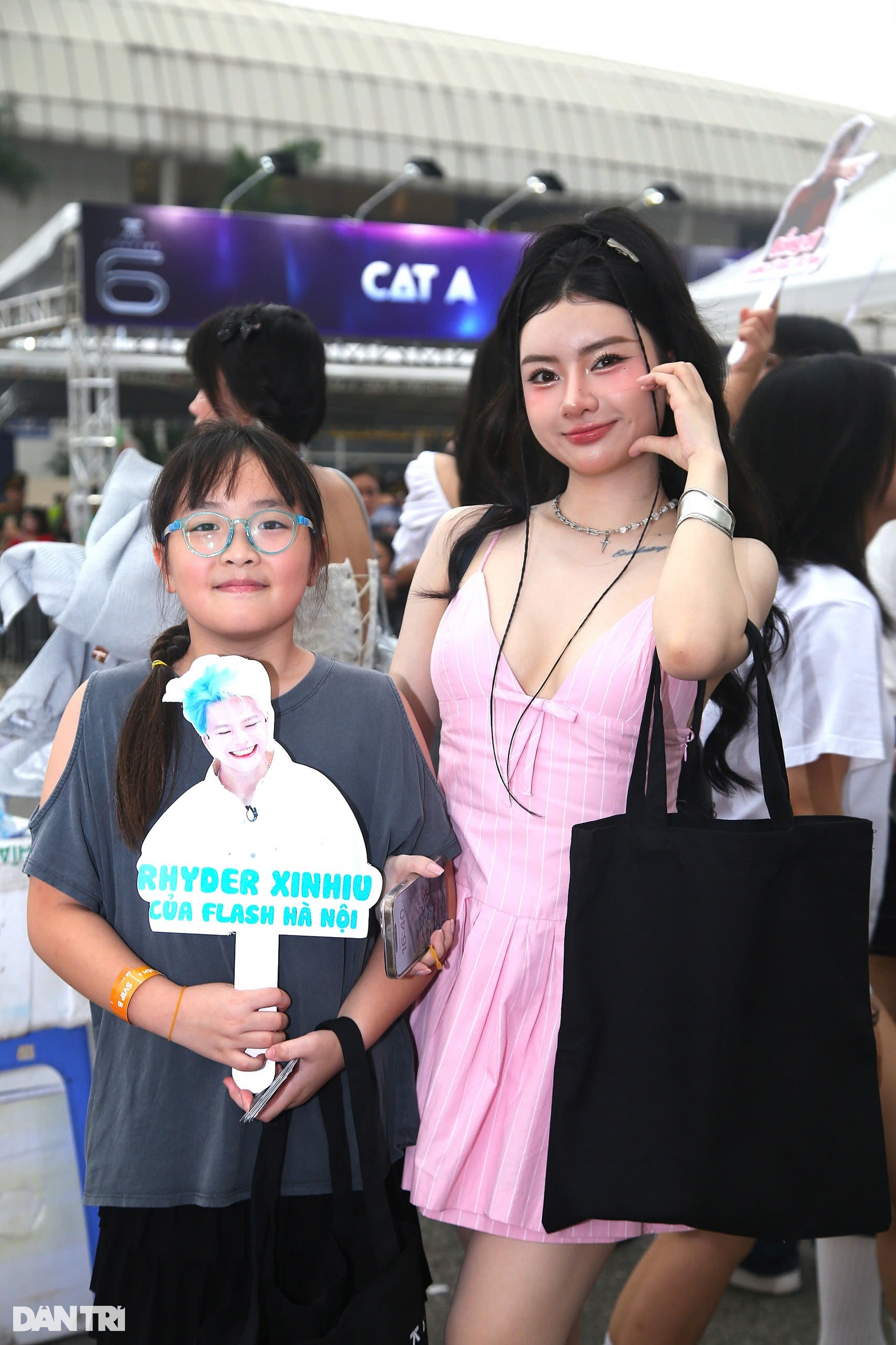 Fan nữ mặc gợi cảm, trang điểm ấn tượng đi xem đêm nhạc Anh trai say hi - 2 Fan nữ mặc gợi cảm, trang điểm ấn tượng đi xem đêm nhạc Anh trai say hi - 2