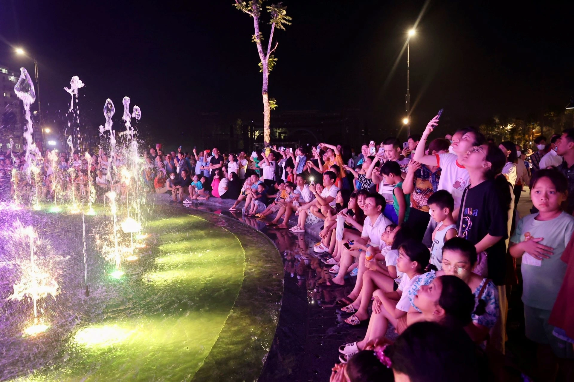 Biển người chen chân ở Sầm Sơn xem bắn pháo hoa - 11 Biển người chen chân ở Sầm Sơn xem bắn pháo hoa - 11