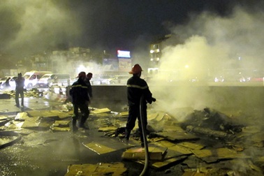 Xe tải cháy đùng đùng trên cầu Chương Dương