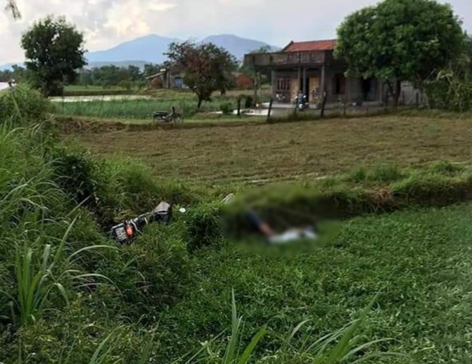 Đang đi trên đường, 2 người bị điện giật tử vong - 1 Đang đi trên đường, 2 người bị điện giật tử vong - 1