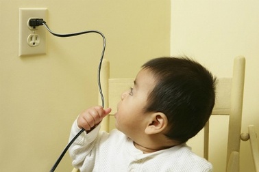 Giúp trẻ tránh xa các mối nguy hiểm “rình rập” trong nhà