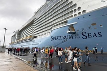 Du thuyền lớn nhất châu Á chở gần 5.000 người cập cảng Cam Ranh