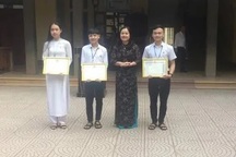 Tuyên dương 3 học sinh nhặt được của rơi, trả lại người mất