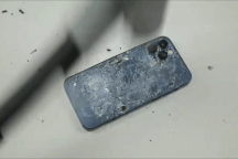 YouTuber thi nhau phá nát iPhone 12 để "thử độ bền"
