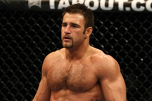 Cựu võ sĩ UFC đoạt mạng bạn gái vì nghi ngoại tình