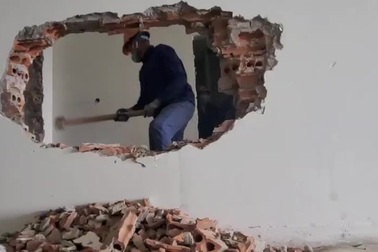 Phá dỡ tầng 18 tòa nhà 8B Lê Trực