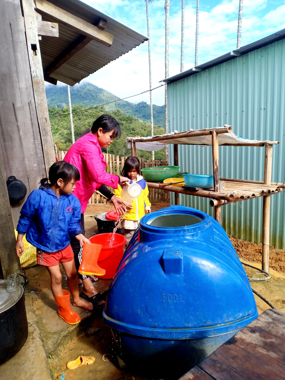 Cô trò điểm trường vùng cao chung tay dọn vệ sinh phòng ngừa dịch bệnh - 6 Cô trò điểm trường vùng cao chung tay dọn vệ sinh phòng ngừa dịch bệnh - 6