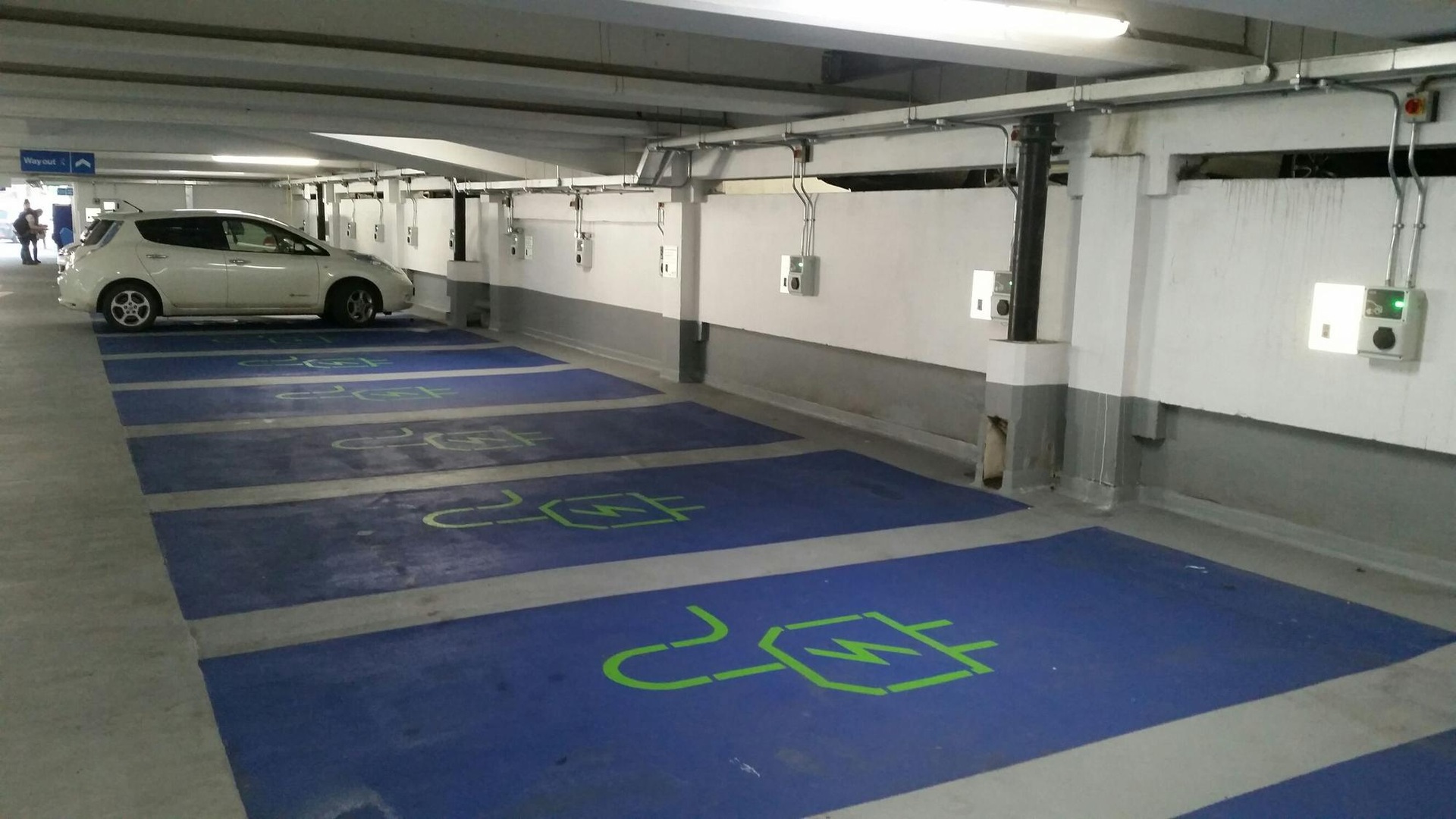 Dạo một vòng quanh các trạm sạc trong chung cư, bãi đỗ trên thế giới - 7 Dạo một vòng quanh các trạm sạc trong chung cư, bãi đỗ trên thế giới - 7