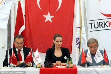 Angelina Jolie tới thăm người tị nạn Syria