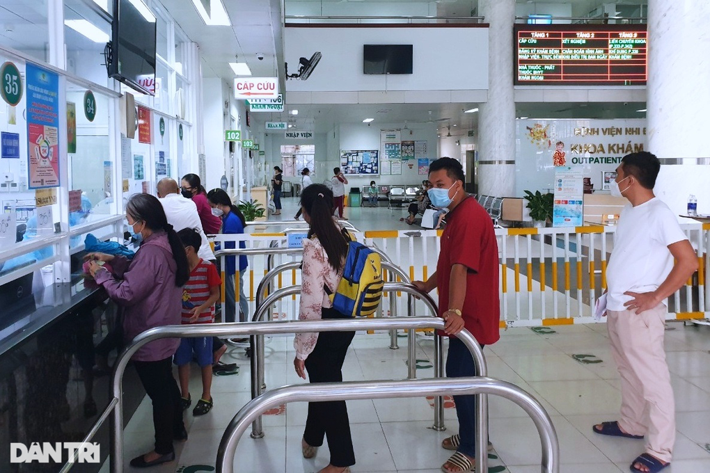 TPHCM: Ca viêm màng não tăng gấp đôi ở viện nhi, trẻ phải khoan sọ điều trị - 2 TPHCM: Ca viêm màng não tăng gấp đôi ở viện nhi, trẻ phải khoan sọ điều trị - 2