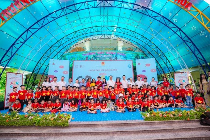 Hội thảo “Sinh con, sinh cha” tại Thanh Hóa có sự tham gia của 500 phụ huynh, trẻ em và các cán bộ, giáo viên trường mầm non Hoa Mai, với sự tham gia diễn giải của NSƯT Xuân Bắc.